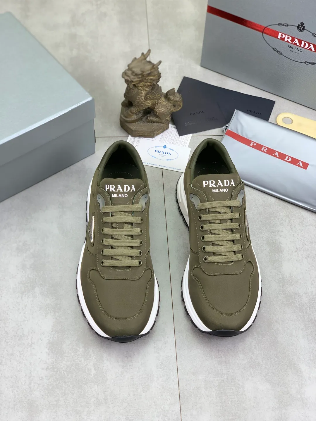 Men's shoes 💰P540 new (higher version) new PRADA (Prada) classic models are on the market at the same time, new men's shoes, 😘fabrics are selected from original imported calfskin. First layer of imported cowhide lining. The original version is awesome! 👍🏿Original open-molded non-slip PU outsole, with exquisite lines, simple and elegant, super comfortable and classy on foot, suitable for leisure travel. Code number: 38-45 (46 customized) 3️⃣ colors available